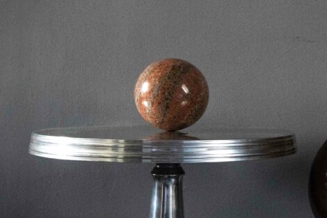 15 cm átmérőjű, barna gránit golyó