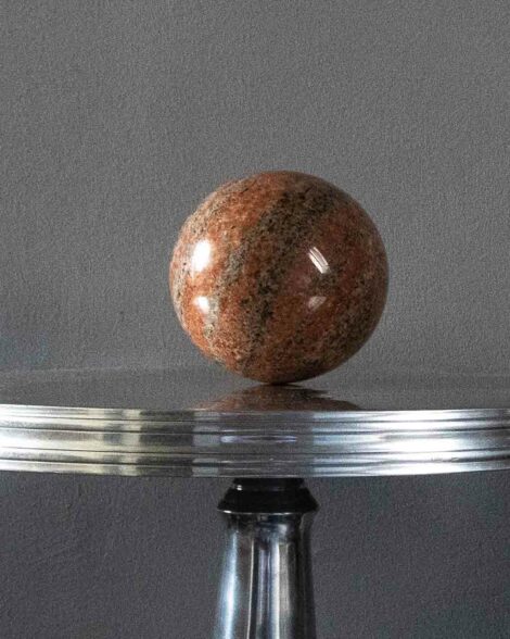 15 cm átmérőjű, barna gránit golyó